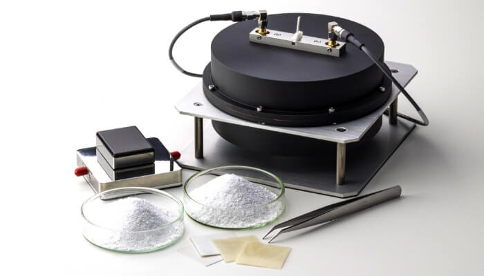 Low-dielectric glass flakes