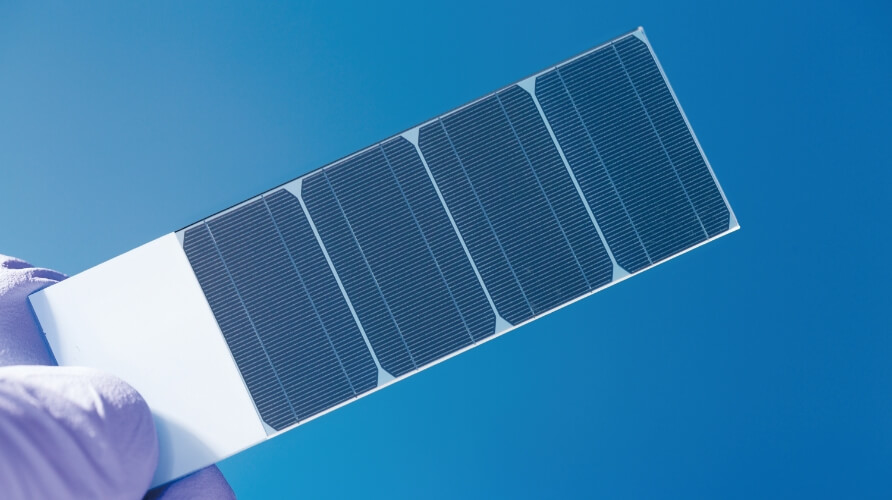 Reducing the weight and improving environmental resistance of glass solar panels
